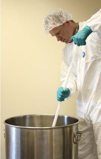 qaqc lab disposable liquid samplers with man